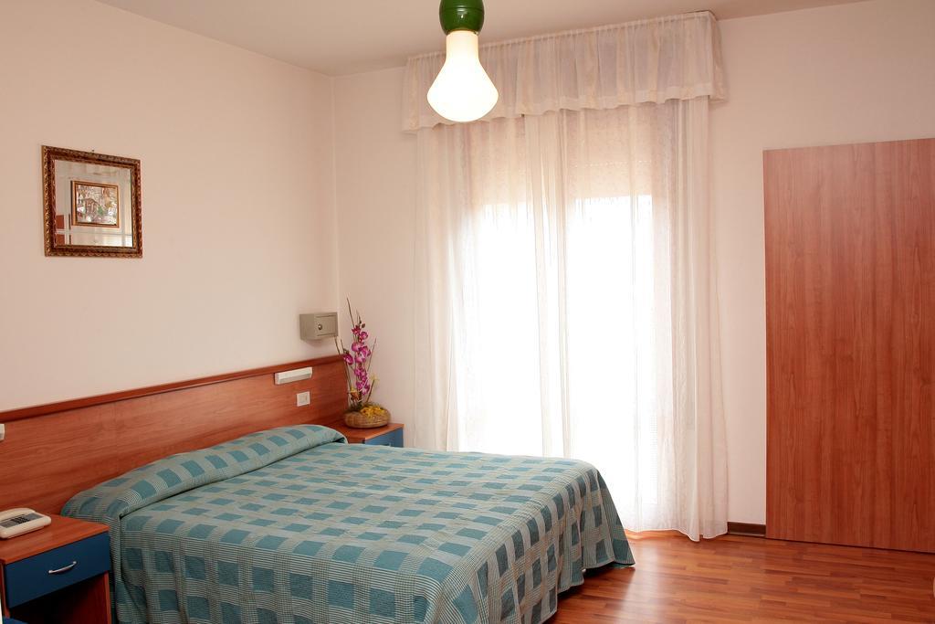 Hotel Midi Lido di Jesolo Buitenkant foto
